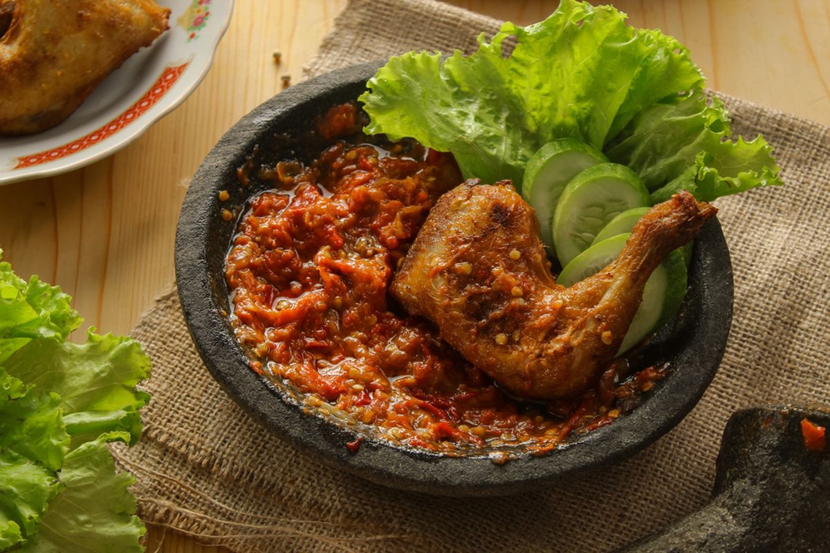 Kenikmatan Hakiki: Ayam Penyet Sambal Terasi Asli Nusantara